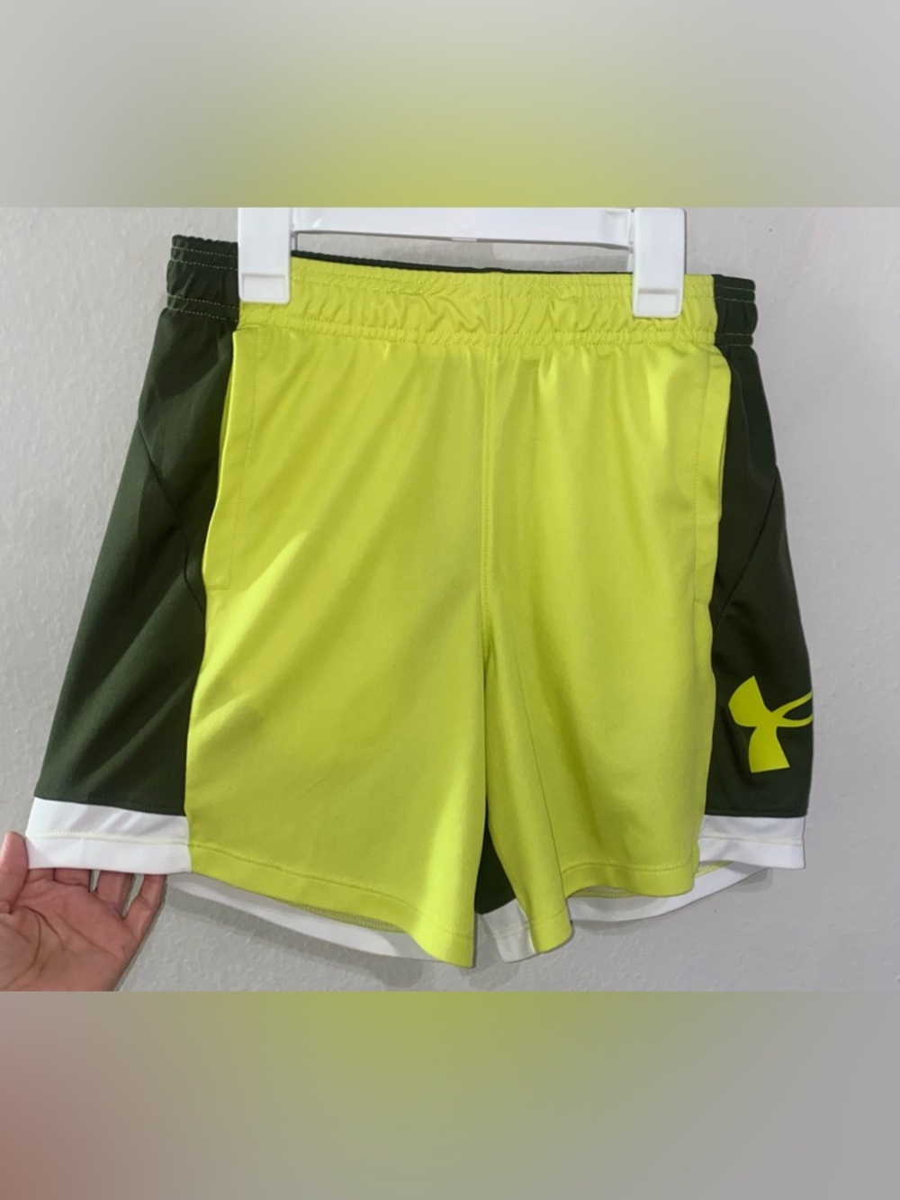 UNDER ARMOUR UA BASELINE 6 BASKETBALL SHORTS